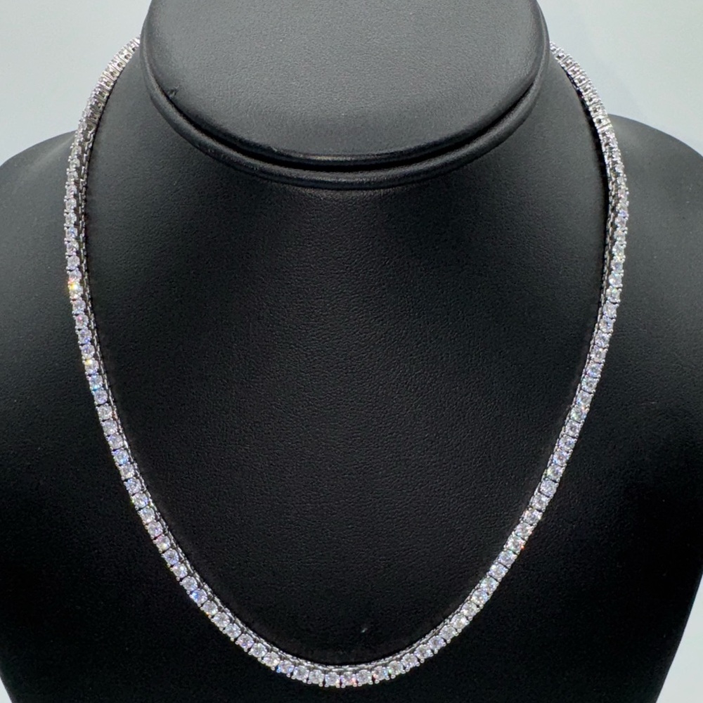 18kt Tennis Necklace - Picture 4 of 11